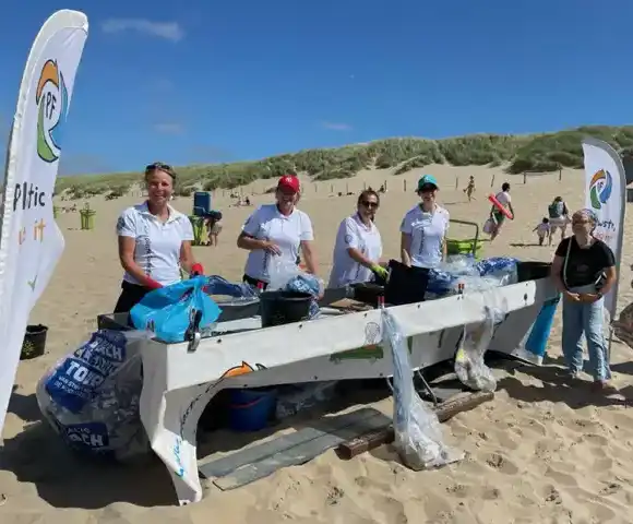 Beach-cleanup-people